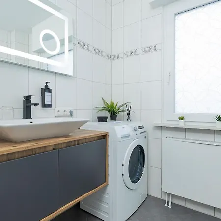 Apartment Luxx Mm, Airport- Fuer 7 Personen-parken-kueche