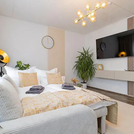 Luxx Mm, Airport- Fuer 7 Personen-parken-kueche Apartment *