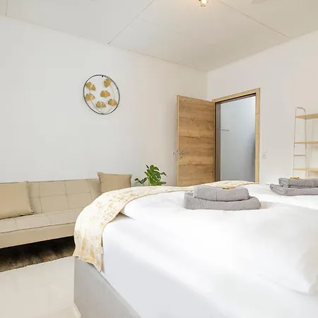 Apartment Luxx Mm, Airport- Fuer 7 Personen-parken-kueche *