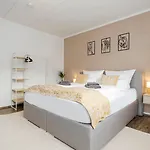 Luxx Mm, Airport - Parkplatz - Kueche - Balkon