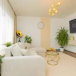 Luxx Mm, Airport - Parkplatz - Kueche - Balkon