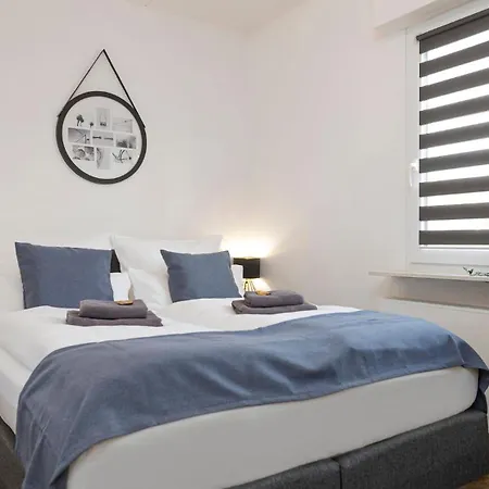 Apartman Luxx Mm, Airport - Parkplatz - Kueche - Balkon