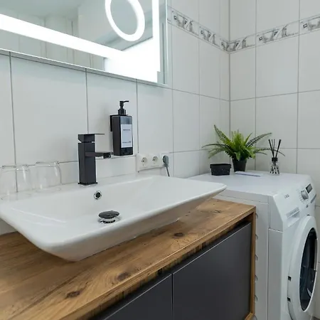 Luxx Mm, Airport - Parkplatz - Kueche - Balkon