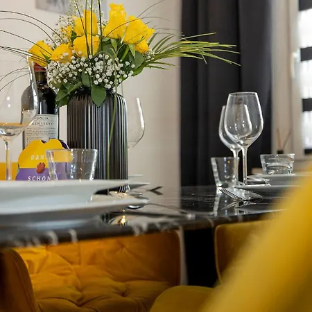 Luxx Mm, Airport - Parkplatz - Kueche - Balkon