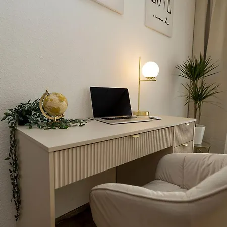 Apartman Luxx Mm, Airport - Parkplatz - Kueche - Balkon