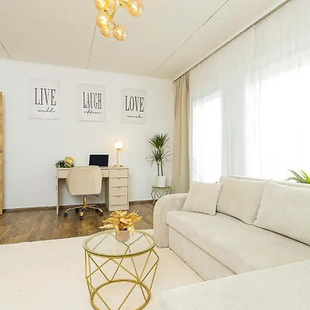 Luxx Mm, Airport - Parkplatz - Kueche - Balkon Apartman