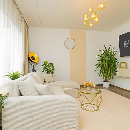 Luxx Mm, Airport - Parkplatz - Kueche - Balkon